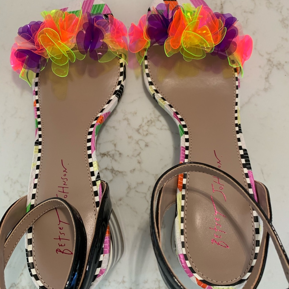 ✔️✔️SOLD✔️✔️NWOT  👠👠BETSEY JOHNSON Super CUTE!! - Picture 5 of 6